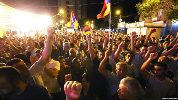 Тысячи сторонников вооруженной группы «Сасна црер» провели митинг и шествие