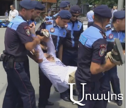 На Площади Свободы в Ереване полиция проводит задержания: фото