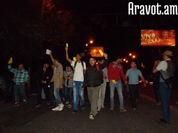 Жители Гюмри вчера закрыли главную улицу города и показали желтую карточку властям