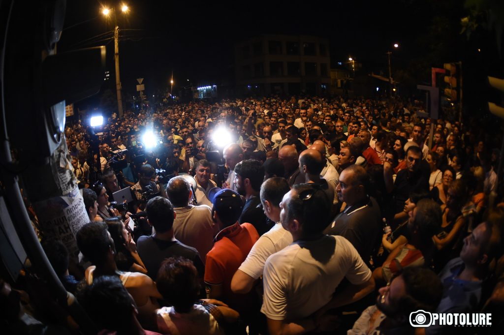 ПРЯМОЙ ЭФИР. Столкновения полиции и демонстрантов на улице Хоренаци в Ереване