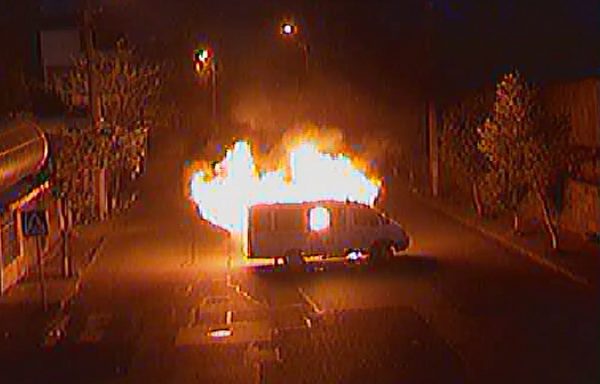 Вооруженная группа «Сасна црер» подожгла один из служебных автомобилей полка ППС Полиции: фото, видео