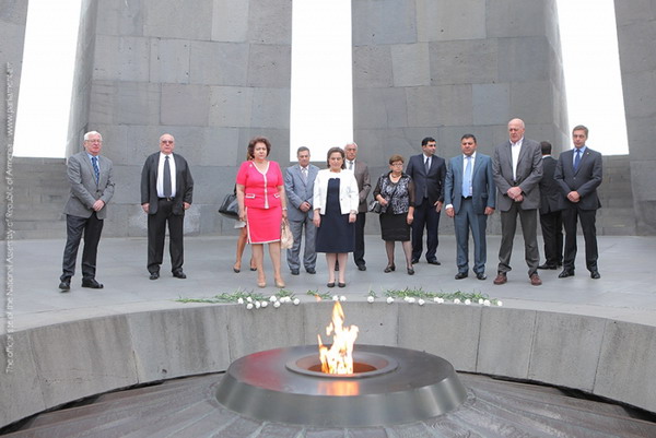 Делегация парламента Грузии почтила память жертв Геноцида армян в Цицернакаберде