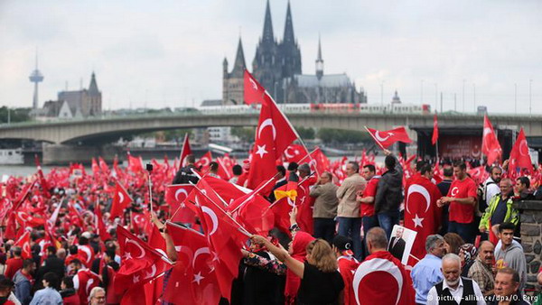Турецкая разведка содержит сеть сексотов в Германии численностью более 6000 человек: Die Welt