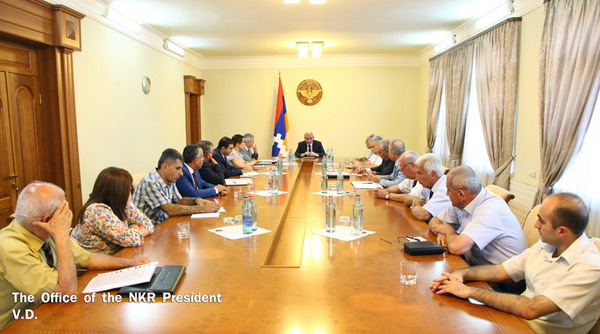 Саакян провел встречу с представителями партий НКР по вопросам конституционных реформ