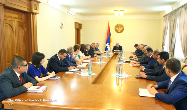Бако Саакян провел встречу с членами Комиссии по конституционным реформам при Президенте НКР