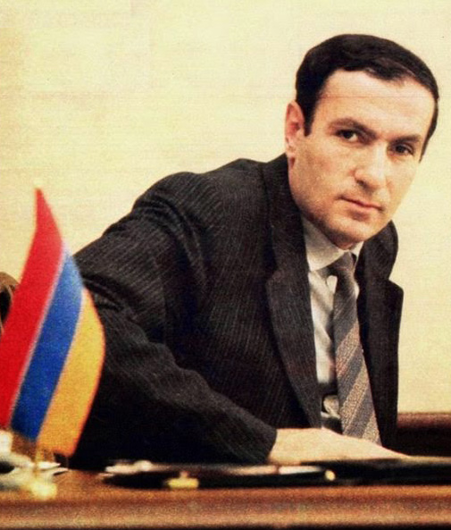 Для дискредитации Тер-Петросяна спецслужбами в общество был вброшен миф о его «жидомасонстве», а позже, что он «агент» КГБ – «Грапарак»