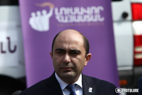 Власти отбрасывают Армению назад как минимум на 8 лет: Эдмон Марукян