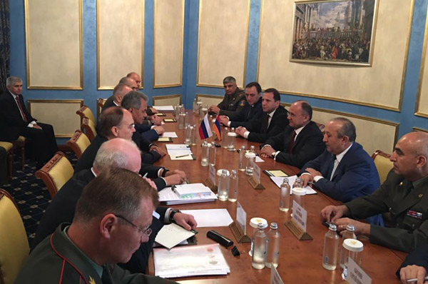 Сейран Оганян и Сергей Шойгу обсудили вопросы военного сотрудничества
