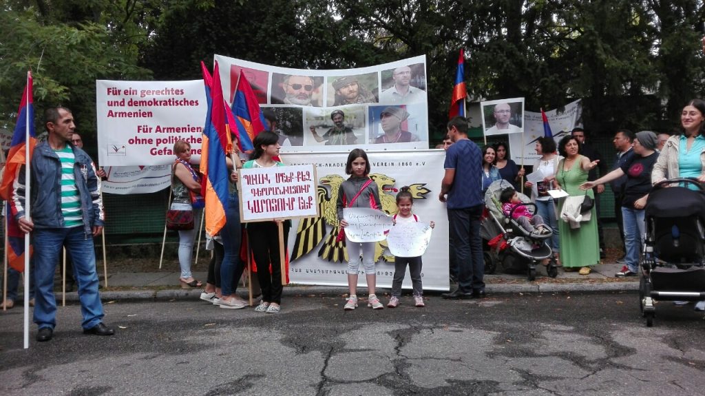 «Момент судьбоносный, молчать недопустимо»: митинг протеста и солидарности армян в Берлине