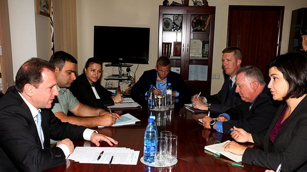 Замглавы МО Армении встретился с координатором миротворческих программ Европейского командования США