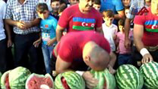 «Подход с головой» — на арбузном фестивале в Азербайджане: видео