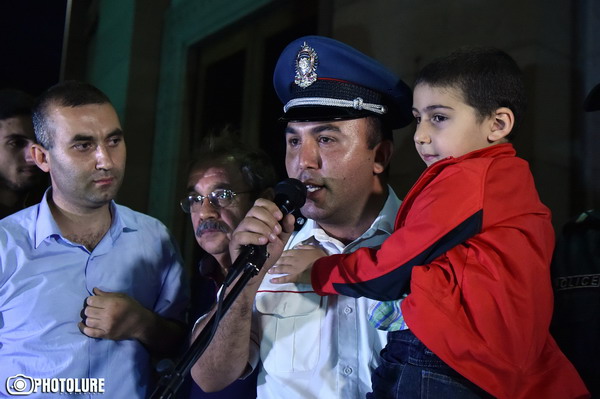 Полицейский на Площади Свободы взял на руки напуганного ребенка: «Сегодняшний полицейский не крушит все вокруг» — видео  