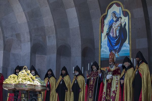 Праздник Успения Богородицы в Святом Эчмиадзине