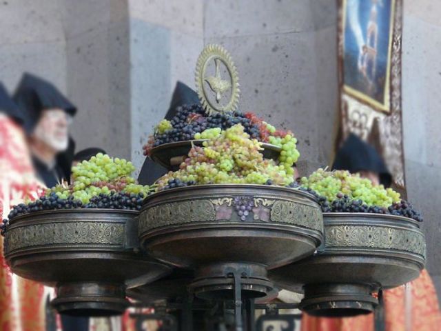 Успение Пресвятой Богородицы: Армянская Апостольская Церковь сегодня освящает виноград