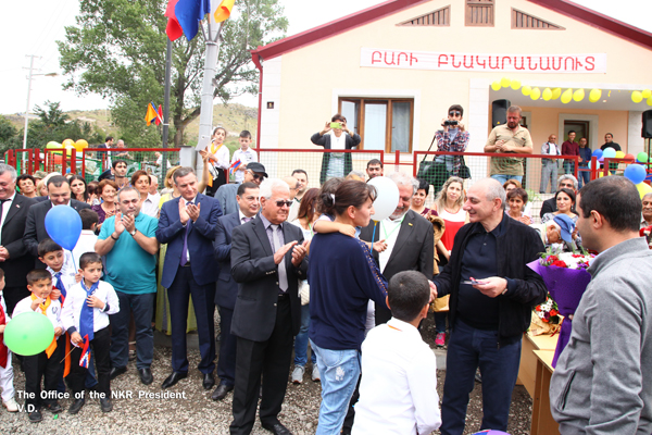 Бако Саакян участвовал в торжественной церемонии открытия нового жилого квартала «Ариаван» в селе Ахавно