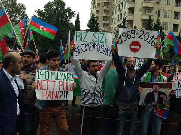 Акция протеста в Баку против режима Алиева: задержаны активисты и журналисты