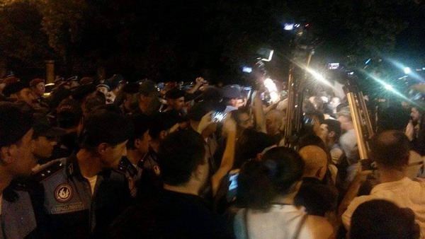 Предстанут перед судом 4 полицейских, препятствовавших работе журналистов в ходе «Электрик Еревана»