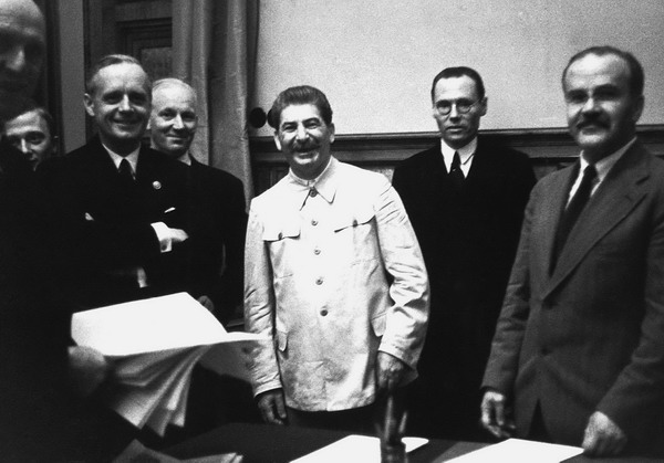 В России заявление о сотрудничестве Гитлера со Сталиным «реабилитирует нацизм»: Генри Резник
