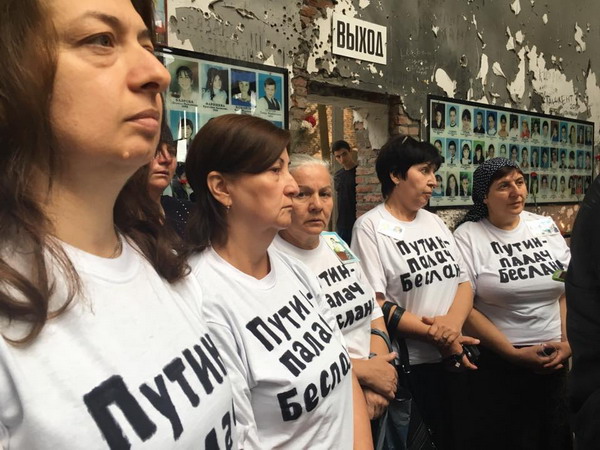 Полиция в Беслане отпустила задержанных журналистов Елену Костюченко и Диану Хачатрян