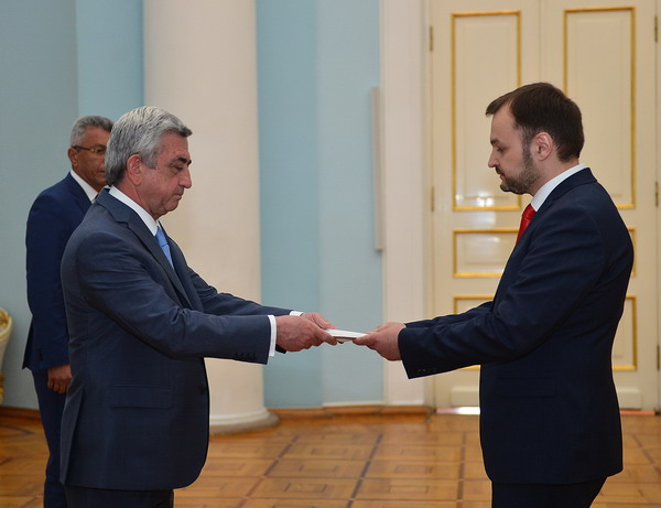 Серж Саргсян принял верительные грамоты посла Молдовы в Армении