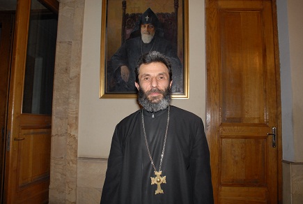 В Армянской Апостольской Церкви есть священники, работающие «по-черному»?