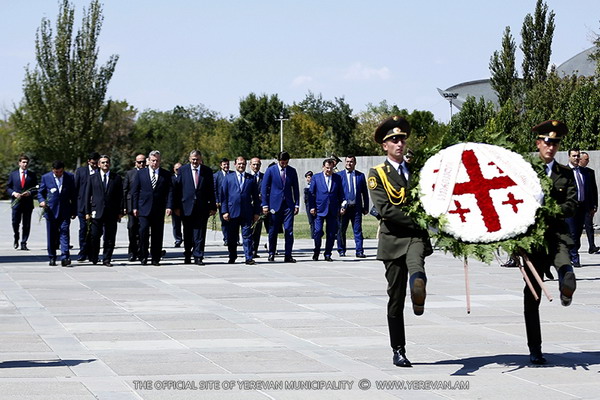 Премьер Грузии Георгий Квирикашвили возложил венок к памятнику жертвам Геноцида армян: фото