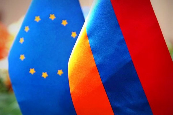 Делегация ЕС в Армении отметила 25-летие Независимости восхождением на Арагац: видео