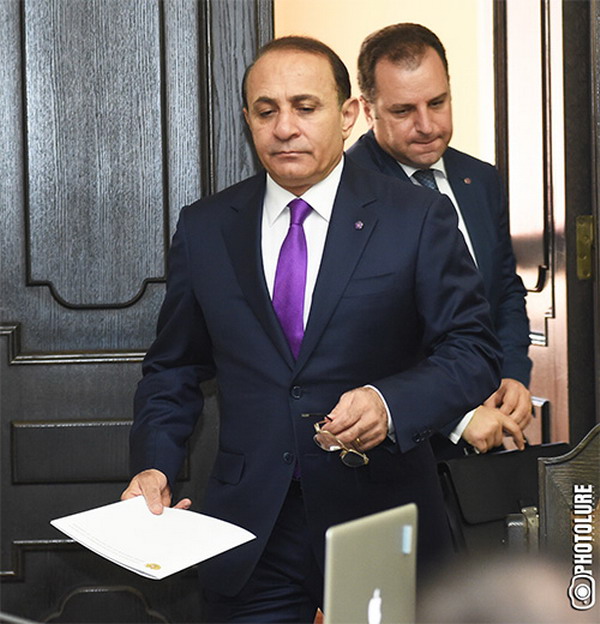 Овик Абраамян подал в отставку с поста премьер-министра Армении