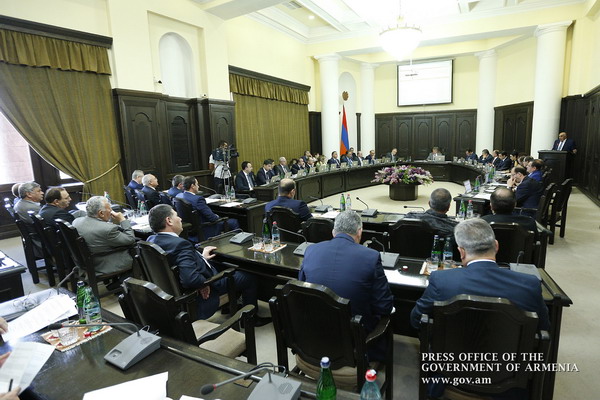 «Правительство автоматически превращается в управление «Газпром-Армении»: Армен Бадалян