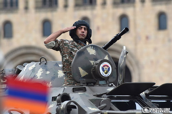 LIVE. Военный парад на Площади Республики в Ереване в честь 25-летия Независимости Армении