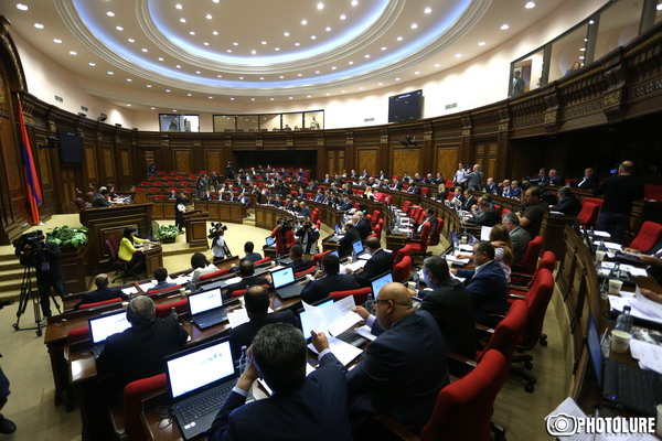 «Можете перекраивать ваше правительство как пожелаете»: депутаты – против повестки внеочередного заседания