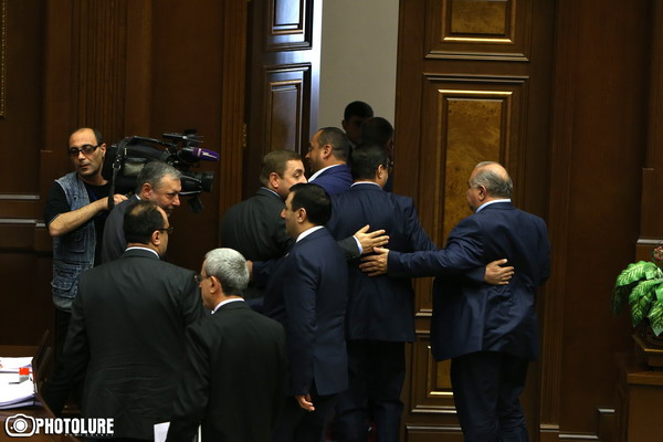 Против предложенной Кареном Карапетяном структуры правительства – два депутата: 77 – «за»