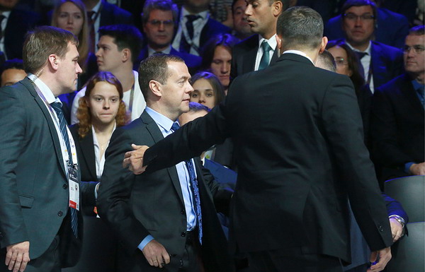 Дмитрия Медведева экстренно эвакуировали из зала форума в Сколково