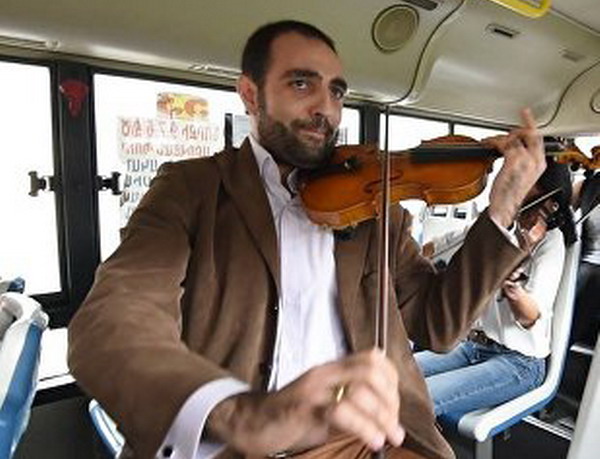 В ереванских автобусах зазвучала классическая музыка: видео