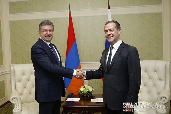 Карен Карапетян встретился в Минске с Дмитрием Медведевым