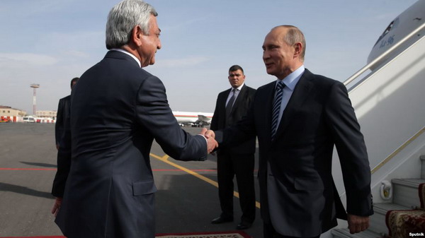 Путин прибыл в Ереван, в «Звартноце» его встретил лично Серж Саргсян