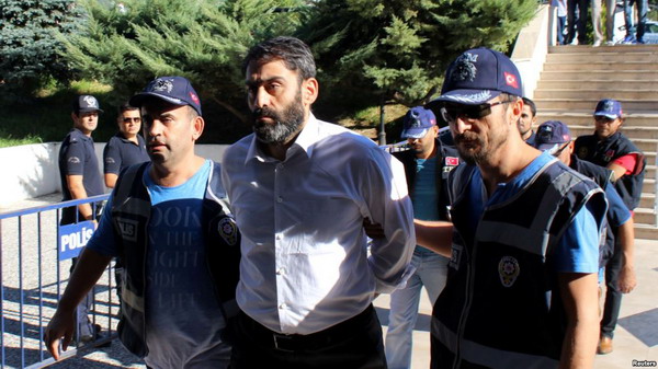 Анкара продолжает репрессии: уволены более 10 тысяч турецких госслужащих