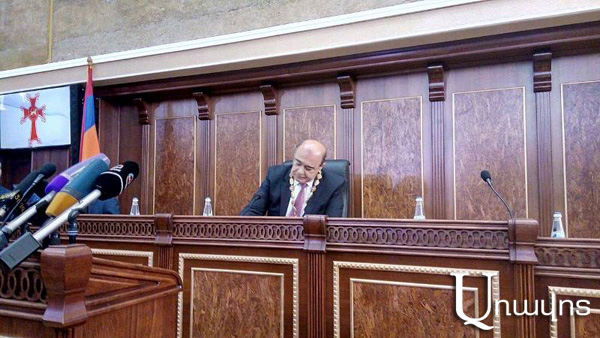 Ставшего мэром Самвела Баласаняна поспешили поздравить губернатор Ширака и нищенка: видео, фото