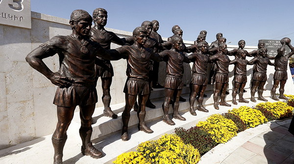 Возле стадиона «Раздан» открыта скульптурная группа в честь легендарной футбольной команды «Арарат-73»