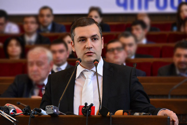 Тигран Уриханян представил заявления о сложении с себя полномочий главы партии и депутатского мандата