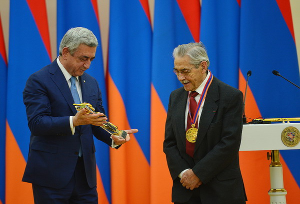 Серж Саргсян вручил Луи Пузену премию Президента Армении за вклад мирового значения в ИТ-сферу