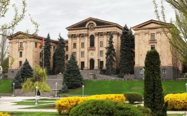 Национальное Собрание Армении приняло в первом чтении закон о «1000 драмов для Армии»