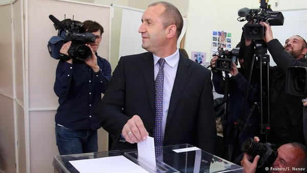 Пророссийский генерал победил во втором туре президентских выборов в Болгарии, премьер ушел в отставку
