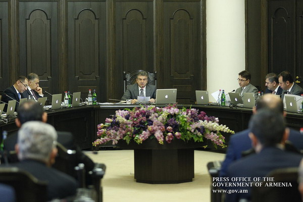 Карен Карапетян дал поручения в связи с работами по организации систем контроля за ПДД и платных автопарковок