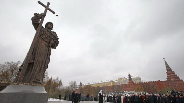Владимир Путин открыл вызвавший споры памятник князю Владимиру у стен московского Кремля