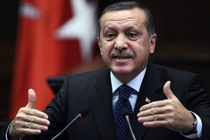Указом Эрдогана за один день уволены 15700 чиновников, закрыты 400 НПО и СМИ