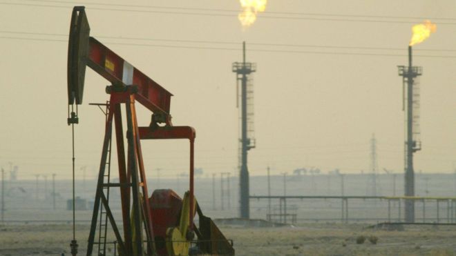 ОПЕК и 11 других нефтедобывающих стран договорились сократить добычу