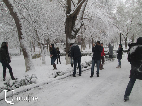 Депутаты и журналисты поиграли в снежки: фоторепортаж