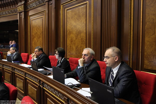 Закон о регламенте Национального Собрания принят: «против» проголосовали Пашинян и Зурабян