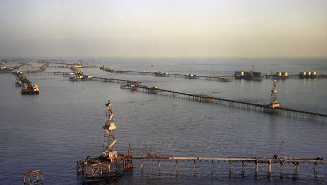 В Баку пропали 10 человек в результате падения эстакады на нефтесборном пункте в Каспийском море